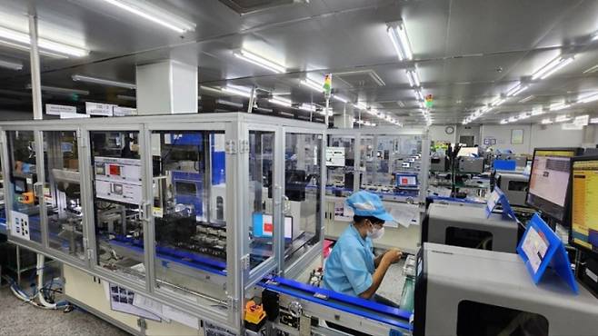 업계 평균을 크게 밑도는 18ppm 수준의 불량률과 고도화된 자동화 설비 기반의 납기 경쟁력은 솔루엠이 북미 시장에서 안정적으로 공급을 확대할 수 있는 핵심 경쟁력으로 작용하고 있다.사진은 솔루엠 베트남 생산법인 내부 모습. /사진=솔루엠