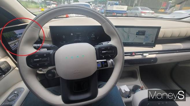 '디 올 뉴 넥쏘'의 디지털 사이드 미러 일부는 운전대에 가려 있어 시야 확보가 다소 불편하다. /사진=김창성 기자