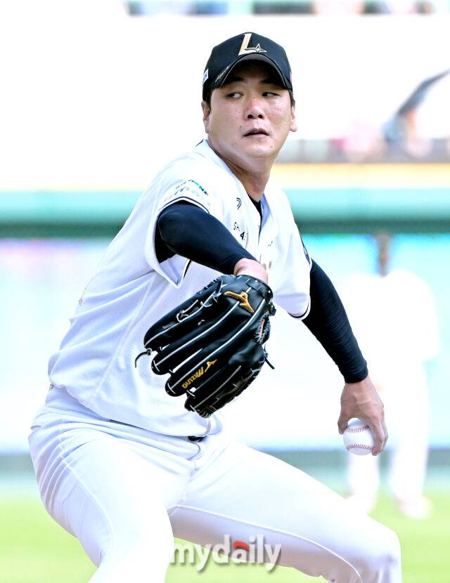 14일 오후 인천 문학동 SSG랜더스필드에서 진행된 '2025 프로야구 KBO리그' SSG랜더스와 롯데자이언츠의 경기. SSG 선발투수 김광현이 역투하고 있다./마이데일리