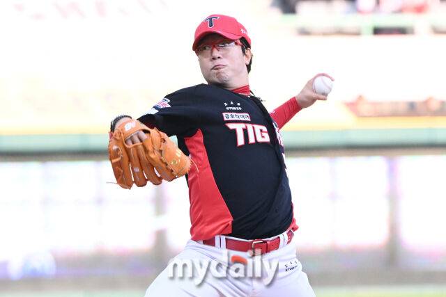 11일 인천 SSG랜더스필드에서 열린 '2025 신한 SOL BANK KBO리그' KIA 타이거즈와 SSG랜더스 더블헤더 2차전 경기. KIA 양현종이 선발투수로 나와 힘차게 투구하고 있다./마이데일리