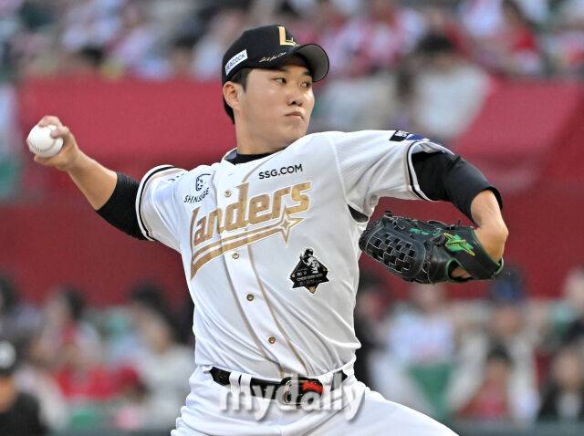 14일 오후 인천 문학동 SSG랜더스필드에서 진행된 '2025 프로야구 KBO리그' SSG랜더스와 롯데자이언츠의 경기. SSG 최민준이 역투하고 있다./마이데일리