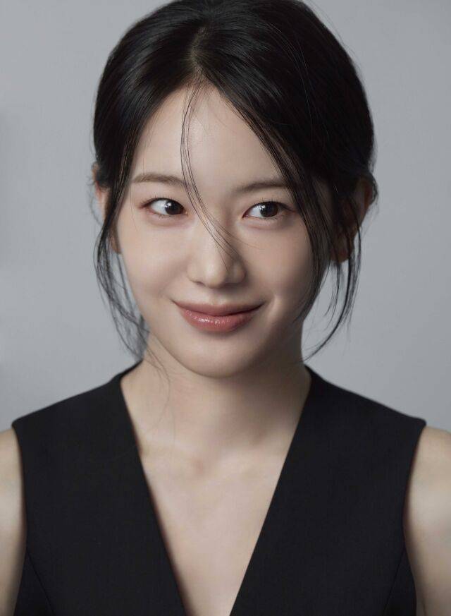 그룹 프로미스나인 출신 배우 장규리의 새 프로필 / 나무엑터스