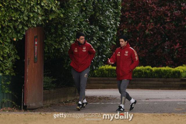 카를로스 쿠에스타 감독(왼쪽)과 미켈 아르테타 감독. /게티이미지코리아