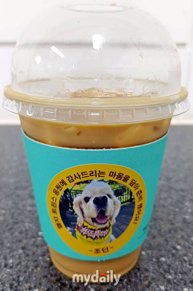 28년 만에 첫 우승을 이룬 조상현 LG 세이커스 감독이 가장 큰 힘이 되었다는 반려견 조던의 이름으로 커피를 선물했다 / 잠실 = 유진형 기자 zolong@mydaily.co.kr