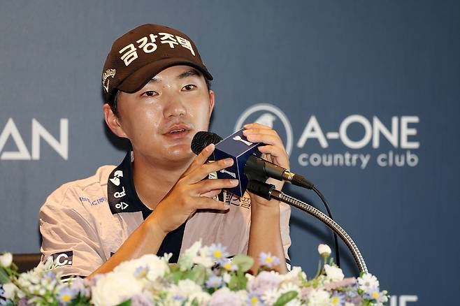 대회 첫날 선두에 오른 후 인터뷰 중인 옥태훈. [사진=KPGA]