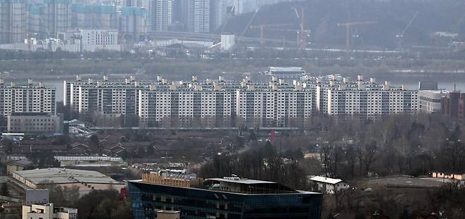 서울 남산에서 바라본 용산구 지역의 아파트 모습. 이상섭 기자