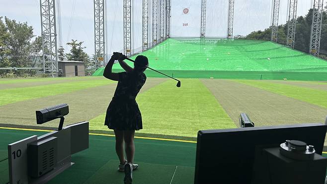 조은혜 프로가 19일 서울 광진구 워커힐 골프클럽에서 시타를 선보이고 있다. 신현주 기자