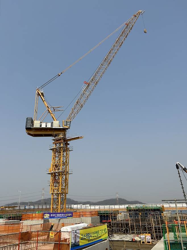 경기 의정부시 금오동 푸르지오 클라시엘 시공 현장에서 활용되고 있는 XCMG의 크레인 모습  [XCMG 제공]