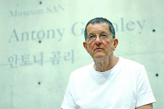 전시장에서 만난 조각가 안토니 곰리. [뉴시스]