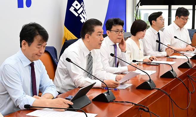 17일 오전 서울 여의도 국회에서 열린 더불어민주당 원내대책회의 모습. 왼쪽 첫번째가 문진석 민주당 원내운영수석부대표. 이상섭 기자.