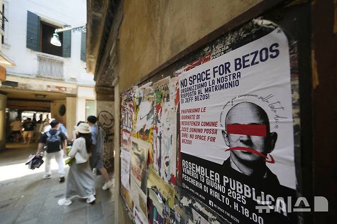 [베니스=AP/뉴시스] 베니스 거리에 제프 베이조스의 결혼식을 반대하는 항의 포스터들이 부착된 모습. 2025.06.12