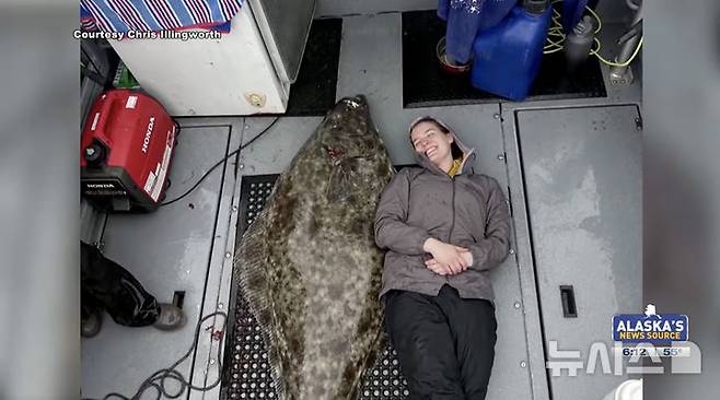 [서울=뉴시스] 일링워스 부부가 자신들이 낚은 71kg에 달하는 대광어 옆에서 웃으며 사진을 찍고 있다. (사진=알래스카뉴스) 2025.06.17.
