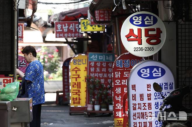 [서울=뉴시스] 김명년 기자 = 22일 오후 서울 시내 한 식당 골목이 한산한 모습을 보이고 있다. 올해 1분기 국내 경기 위축과 고금리 여파로 외식업과 숙박업을 중심으로 한 소상공인 매출이 1년 새 두 자릿수 하락한 것으로 나타났다. 그 사이 폐업한 개인사업자만 약 50만 곳에 이른다. 22일 한국신용데이터(KCD)의 ‘2025년 1분기 소상공인 동향’ 보고서에 따르면 1분기 소상공인 1곳당 평균 매출은 약 4179만원으로, 전년 동기 대비 0.72%, 직전 분기 대비 12.89% 감소했다. 2025.05.22. kmn@newsis.com