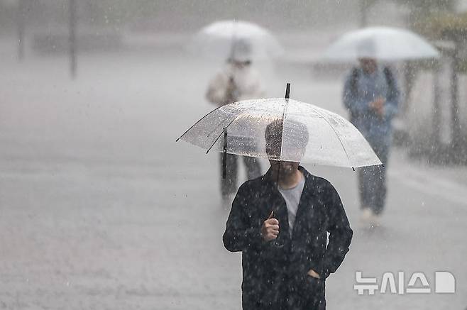 [서울=뉴시스] 정병혁 기자 = 16일 서울 종로구 광화문광장에 폭우가 쏟아지고 있다. 2025.05.16. jhope@newsis.com