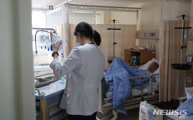 [서울=뉴시스] 김금보 기자 = 간호사가 서울시내 한 종합병원 병동에서 환자를 돌보고 있다. 2024.03.27. kgb@newsis.com