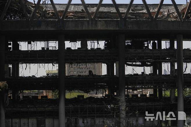 [테헤란=AP/뉴시스] 19일(현지 시간) 이란 테헤란에 위치한 국영방송 IRIB이 이스라엘의 공습으로 건물 뼈대만 남은 채 파손돼 있다. 2025.06.20.