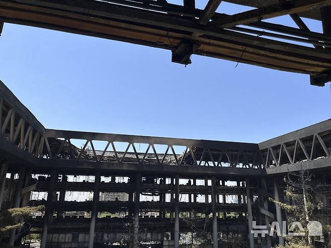 [테헤란=AP/뉴시스] 19일(현지 시간) 이란 테헤란에 위치한 국영방송 IRIB이 이스라엘의 공습으로 건물 뼈대만 남은 채 파손돼 있다. 2025.06.20.