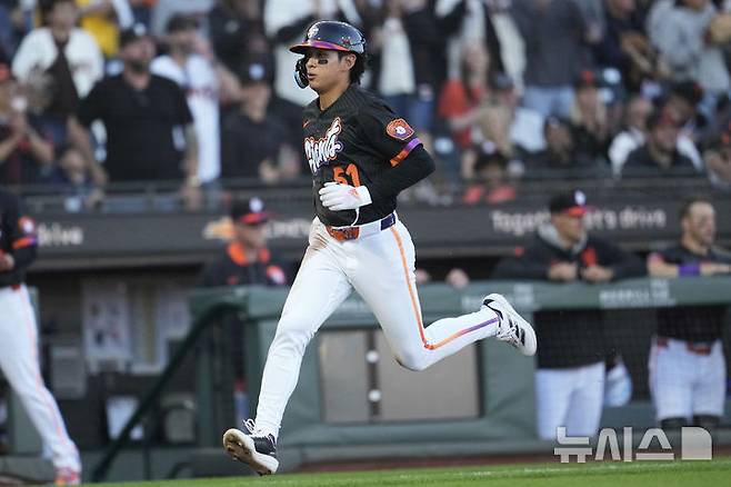 [샌프란시스코=AP/뉴시스] 샌프란시스코 자이언츠의 이정후가 17일(현지 시간) 미 캘리포니아주 샌프란시스코 오라클 파크에서 열린 2025 메이저리그 클리블랜드 가디언스와의 경기 1회 말 포볼 진루 후 득점하고 있다. 2025.06.18.