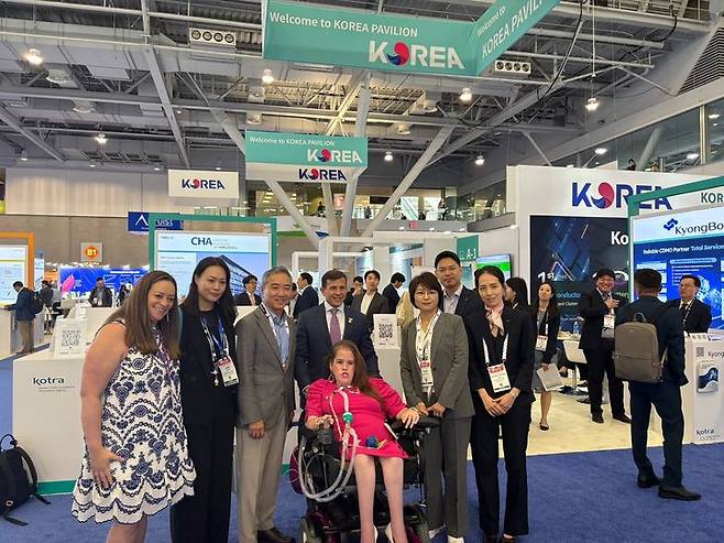 [보스턴=뉴시스] 존 크로울리 미국바이오협회 회장과 그의 딸 메건 크로울리가 한국관을 방문한 모습 (사진=한국바이오협회 제공) 2025.06.20. photo@newsis.com *재판매 및 DB 금지