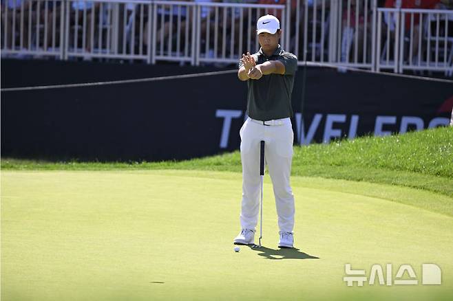 [크롬웰=AP/뉴시스] 김주형이 19일(현지 시간) 미 코네티컷주 크롬웰의 TPC 리버 하이랜즈에서 열린 미국프로골프(PGA) 투어 트래블러스 챔피언십 첫날 9번 홀에서 퍼트를 준비하고 있다. 김주형은 3언더파 67타로 공동 15위에 이름을 올렸다. 2025.06.20.