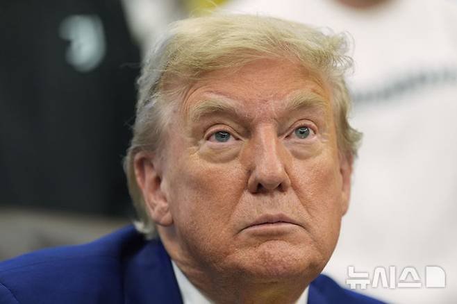 [워싱턴=AP/뉴시스] 도널드 트럼프 미국 대통령이 지난 18일(현지 시간) 워싱턴 백악관에서 유벤투스 축구단 선수들과 만나고 있다. 트럼프 대통령이 19일 이란에 2주 시한을 제시한 가운데, 포르도 핵시설 무력화가 필수적이라고 인식하는 것으로 알려졌다. 2025.06.20.