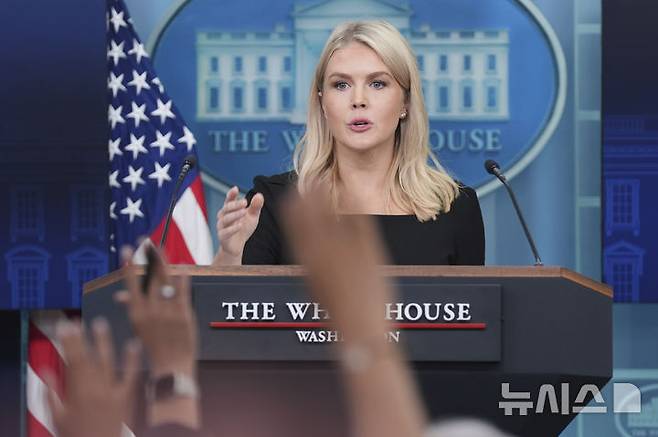 [워싱턴=AP/뉴시스] 캐럴라인 레빗 백악관 대변인이 19일(현지 시간) 워싱턴 백악관에서 열린 브리핑에서 발언하고 있다. 2025.06.20.