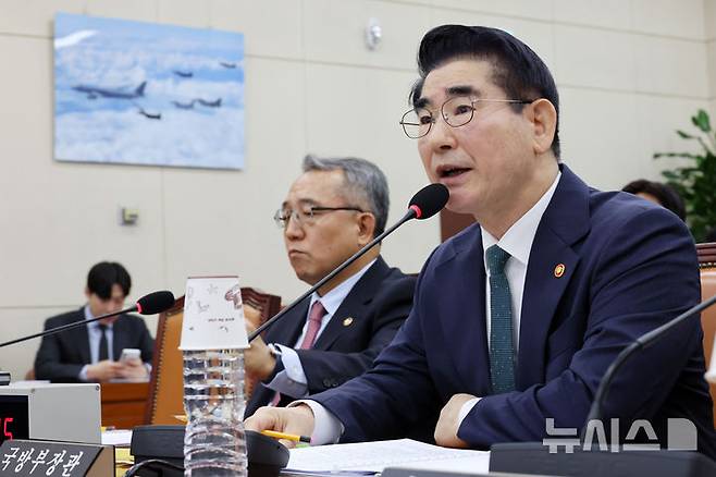 [서울=뉴시스] 조성우 기자 = 김용현 국방부 장관이 지난해 11월 28일 오전 서울 여의도 국회에서 열린 국방위원회 전체회의에서 의원 질의에 답변하고 있다. (사진=뉴시스DB). 2025.06.20. photo@newsis.com