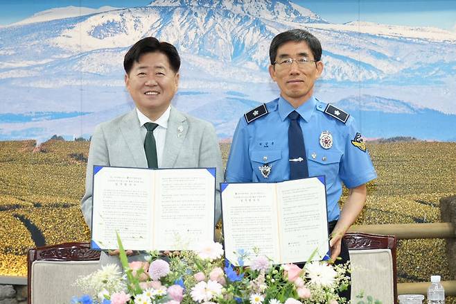 [제주=뉴시스] 오영훈(왼쪽) 제주지사와 박상춘 제주지방해양경찰청이 20일 오전 도청 백록홀에서 업무협약을 체결한 뒤 기념 촬영을 하고 있다. (사진=제주도 제공) 2025.06.20. photo@newsis.com *재판매 및 DB 금지