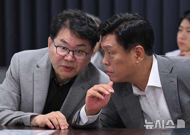 [서울=뉴시스] 김명원 기자 = 이한주(왼쪽) 국정기획위원장과 조승래 대변인이 20일 오전 서울 종로구 정부서울청사 창성동 별관에서 열린 검찰청 업무보고에서 대화하고 있다. (공동취재) 2025.06.20. photo@newsis.com