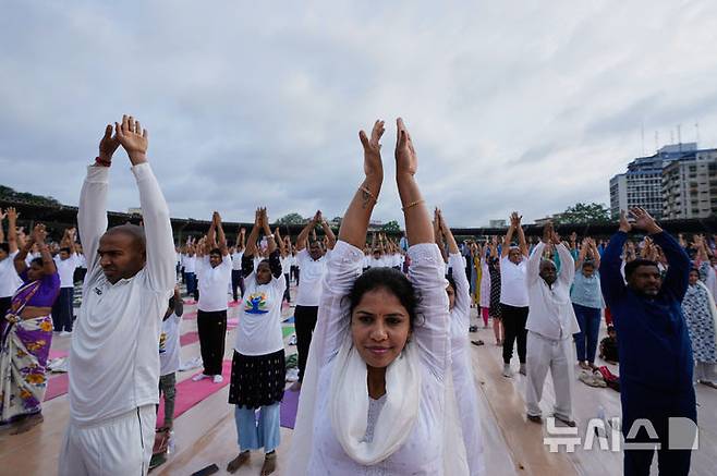 [하이데라바드=AP/뉴시스] 20일(현지 시간) 인도 하이데라바드 랄 바후두르 스타디움에서 제11회 UN세계요가의 날을 하루 앞두고 시민들이 요가 연습을 하고 있다. 2025.06.20.