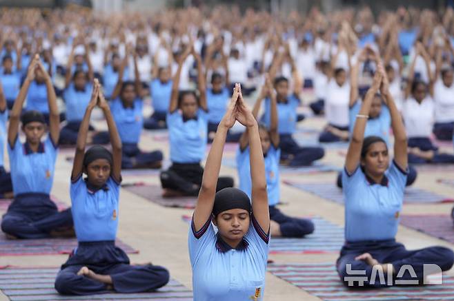[하이데라바드=AP/뉴시스] 20일(현지 시간) 인도 하이데라바드 랄 바후두르 스타디움에서 제11회 UN세계요가의 날을 하루 앞두고 시민들이 요가 연습을 하고 있다. 2025.06.20.