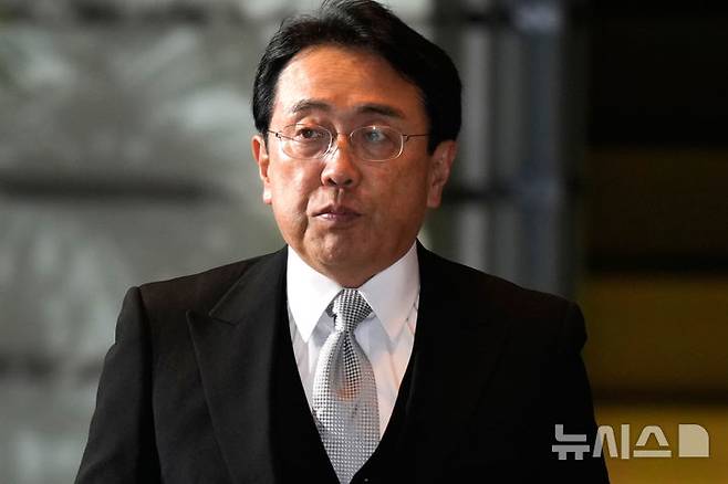 [도쿄=AP/뉴시스]미국과의 관세 협상을 담당하는 아카자와 료세이(赤沢亮正) 일본 경제재정·재생상은 20일 협상에 대해 "계속 오리무중 상황이 이어지고 있다"고 밝혔다. 사진은 지난해 10월 1일 아카자와 재생상이 도쿄 총리 관저에 들어서고 있는 모습. 2025.06.20.