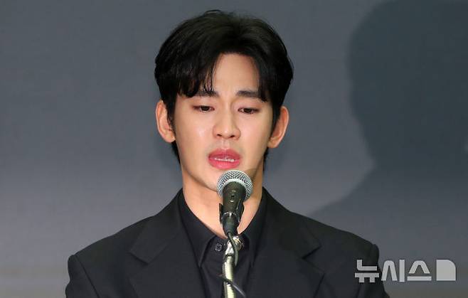 [서울=뉴시스] 김혜진 기자 = 배우 김수현이 31일 오후 서울 마포구 스탠포드호텔에서 기자회견을 열고 자신을 둘러싼 의혹에 대해 입장을 밝히고 있다. 2025.03.31. jini@newsis.com