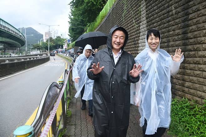 [의정부=뉴시스] 20일 오후 경기 의정부시 경민대학교와 반환 미군기지 캠프 레드클라우드(CRC) 일대에서 열린 '2025 의정부 워킹 페스타! 보go! 걷go! 뛰go!' 행사에 참여한 김동근 의정부시장과 홍지연 경민대 총장이 함께 걷고 있다. (사진=의정부시 제공) 2025.06.20 photo@newsis.com  *재판매 및 DB 금지