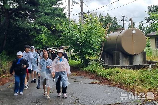[의정부=뉴시스] 김도희 기자 = 20일 오후 2025 의정부 워킹 페스타에 참가한 시민들이 일부 개방된 반환 미군기지인 캠프 레드클라우드(CRC) 내부를 걷고 있다. 2025.06.20 kdh@newsis.com