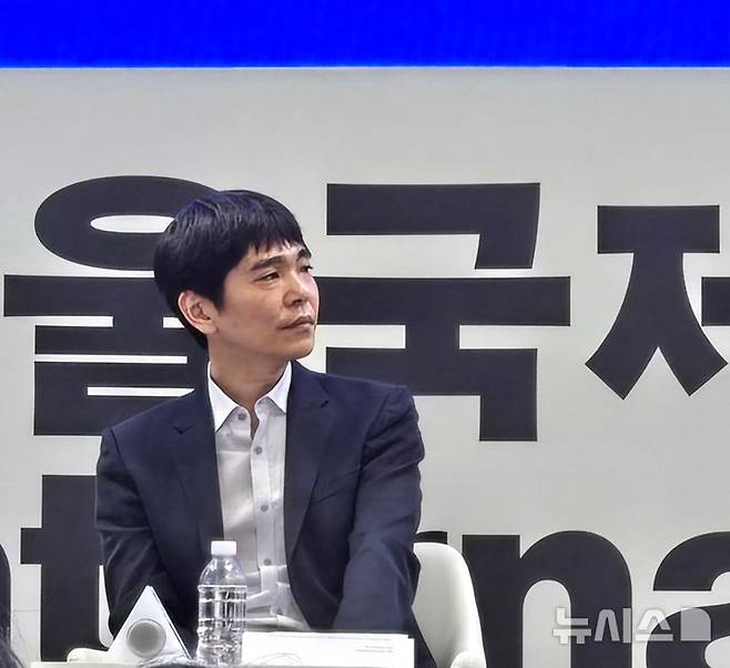 [서울=뉴시스]김주희 기자=이세돌 울산과학기술원(UNIST) 특임교수가 20일 서울 강남구 삼성동 코엑스에서 열린 2025 서울국제도서전에서 '인공지능(AI)의 미래'를 주제로 과학커뮤니케이터 궤도와 함께 강연했다. 2025.06.20.