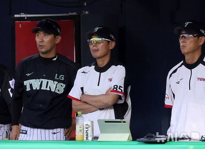 [서울=뉴시스] 배훈식 기자 = 17일 오후 서울 송파구 잠실야구장에서 열린 2025 신한 쏠뱅크 KBO리그 LG 트윈스와 NC 다이노스의 경기, 4회초 2점차로 경기를 끌려가자 LG 염경엽 감독이 입술에 침을 바르며 그라운드를 응시하고 있다. 2025.06.17. dahora83@newsis.com