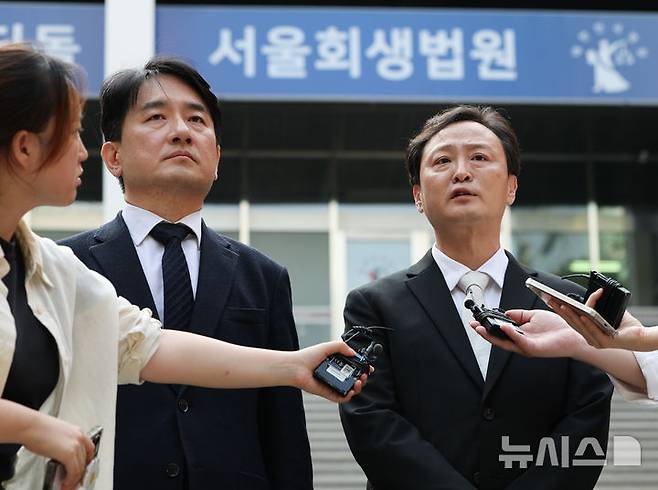 [서울=뉴시스] 대규모 정산지연 사태를 일으킨 티몬과 위메프의 회생절차가 개시된 지난해 9월 10일 오후 서울 서초구 서울회생법원에서 류화헌(왼쪽) 위메프 대표와 류광진 티몬 대표가 회생절차 관련 논의를 마친 뒤 법원을 나서며 취재진에 입장을 밝히고 있다. (사진=뉴시스DB). 2025.06.20. photo@newsis.com