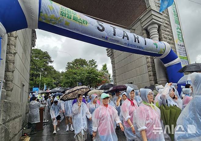 [의정부=뉴시스] 송주현 기자 = 20일 오후 경기 의정부시 경민대학교와 반환 미군기지 캠프 레드클라우드(CRC) 일대에서 열린 '2025 의정부 워킹 페스타! 보go! 걷go! 뛰go!' 행사 참석자들이 CRC를 향해 걷고 있다. 2025.06.20 atia@newsis.com
