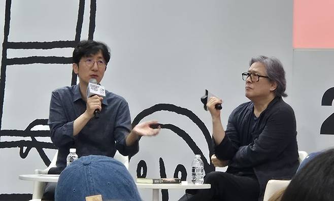 [서울=뉴시스] 박찬욱 감독이 20일 서울 강남구 코엑스에서 열린 '2025 서울국제도서전'에서 '박찬욱 감독의 믿을 구석'을 주제로 강연하고 있다. zooey@newsis.com *재판매 및 DB 금지