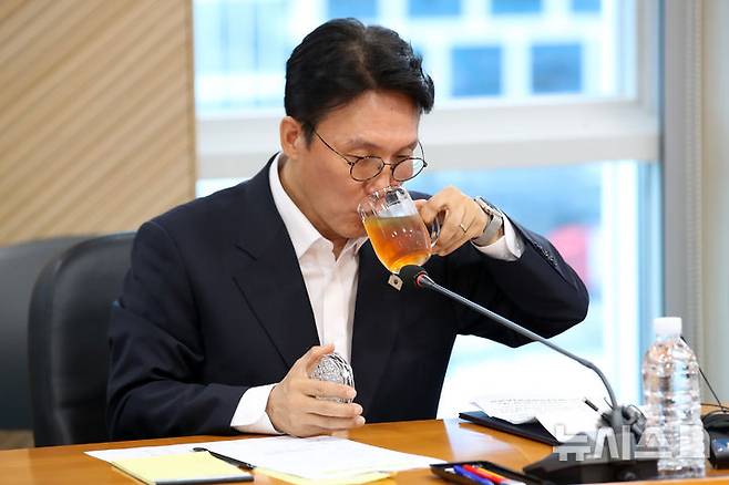 [대구=뉴시스] 이무열 기자 = 김민석 국무총리 후보가 20일 대구 수성구 대구디지털혁신진흥원에서 열린 AX 연구거점 조성을 위한 경청 간담회에서 차를 마시고 있다. 2025.06.20. lmy@newsis.com