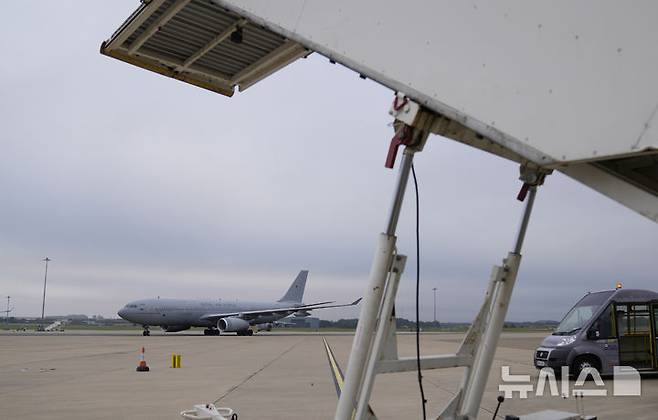 [브라이즈 노턴(영국)=AP/뉴시스]2021년 8월28일 영국 브라이즈 노턴 공군지에 영국군 16공수여단 대원들을 태운 보이저 항공기가 도착해 있다. 영국의 친팔레스타인 운동가들이 영국 브라이즈 노턴 공군기지에 침입, 붉은 페인트로 공중급유기 등 항공기 2대를 훼손하고 도주해 경찰이 용의자를 수색하고 있으며 군 당국은 보안 조치를 재검토하고 있다고 관계자들이 20일 밝혔다. 2025.06.20.