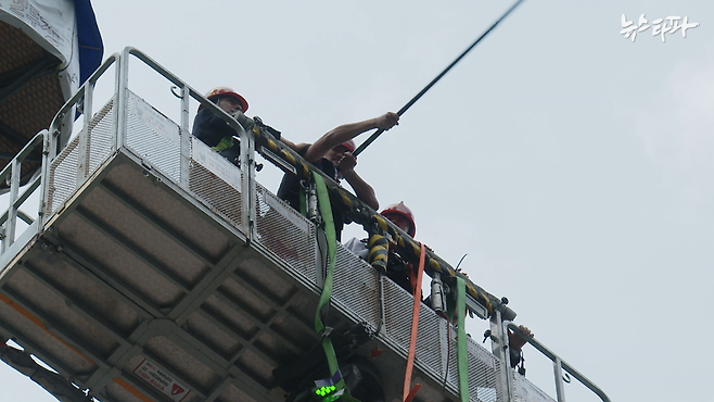 김형수 거제통영고성 조선하청지회 지회장이 고공농성 97일째인 6월 19일 오후 2시경 서울 중구 한화오션 본사 앞에서 고공농성을 중단하고 지상으로 내려 오고 있다