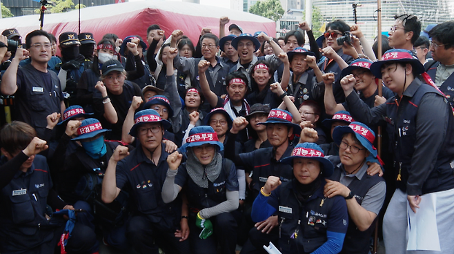 97일간의 고공농성을 마치고 6월 19일 지상으로 내려온 김형수 지회장과 조선하청지회 조합원들이 ‘단결, 투쟁’이라는 구호를 함께 외치고 있다