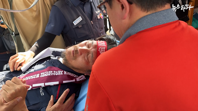 김형수 거제통영고성 조선하청지회장은 6월 19일 고공에서 내려온 뒤 구급차 실려 녹색병원으로 이송됐다