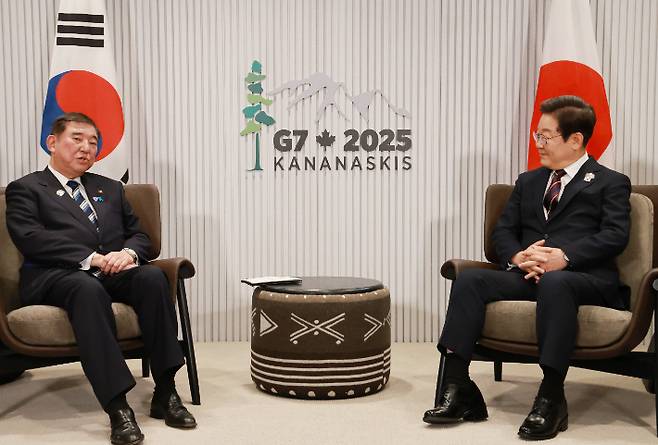 이시바 시게루 일본 총리가 17일(현지시간) 캐나다 앨버타주 캐내내스키스 주요 7개국(G7) 정상회의장에서 이재명 대통령과 한일 정상회담을 하며 발언하고 있다. 연합뉴스
