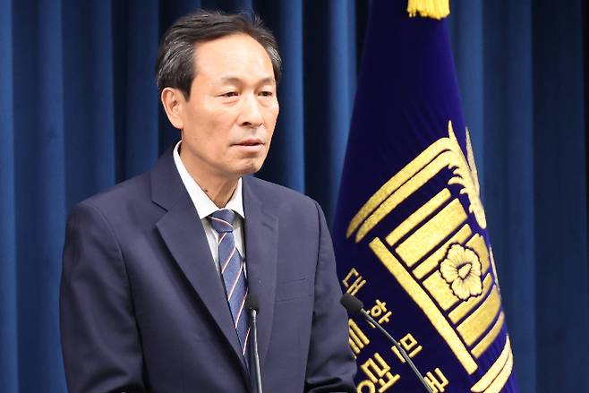 우상호 정무수석이 19일 용산 대통령실에서 이재명 대통령과 여야 지도부 오찬 예정 관련 브리핑을 하고 있다. 연합뉴스