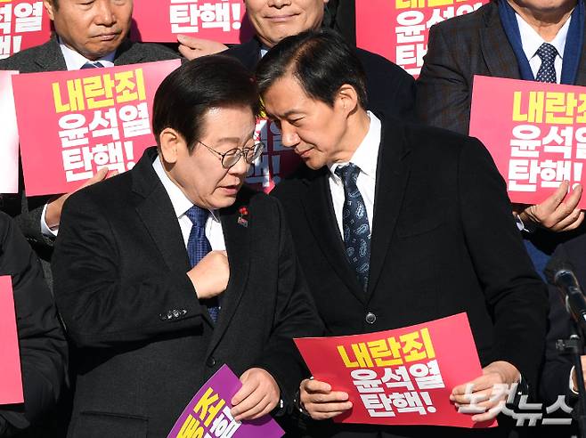 조국 전 조국혁신당 대표가 수감되기 전, 당시 더불어민주당 대표였던 이재명 대통령과 함께한 모습. 황진환 기자