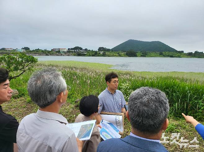 제주 제2공항 환경영향평가 협의회가 19일 서귀포시 성산읍 일대에서 현장 확인을 하고 있다. 이인 기자