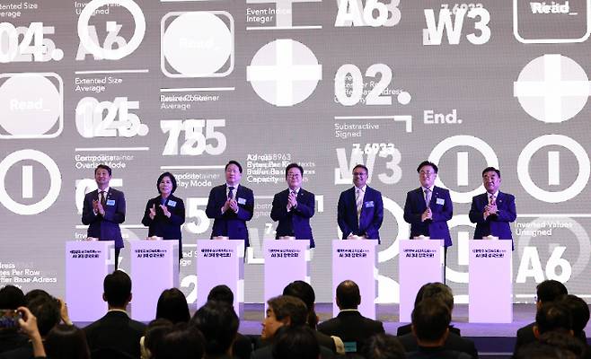 이재명 대통령이 20일 울산전시컨벤션센터에서 열린 울산 인공지능(AI) 데이터 센터 출범식에서 참석자들과 함께 기념 세리머니에 참여하고 있다. 연합뉴스
